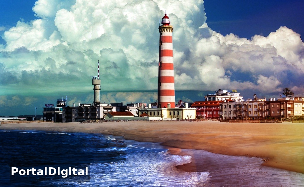 Farol de Aveiro na praia da Barra